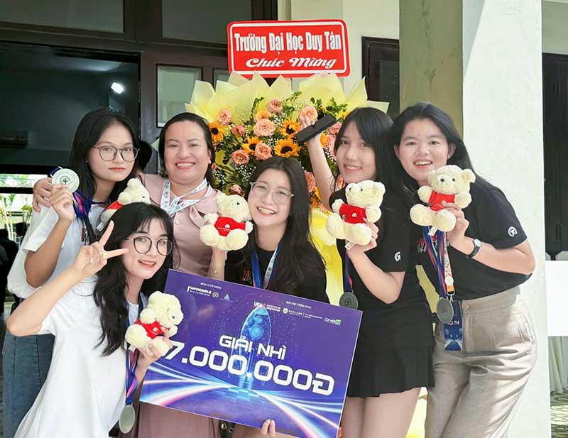 Nhóm sinh viên Đại học Duy Tân giành giải Nhì "Bệ phóng khởi nghiệp" Dai-Hoc-Duy-Tan-1-01
