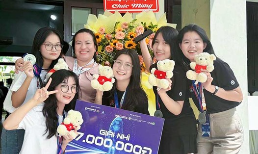 Nhóm sinh viên Đại học Duy Tân cùng niềm vui nhận giải Nhì chương trình Bệ phóng khởi nghiệp.

