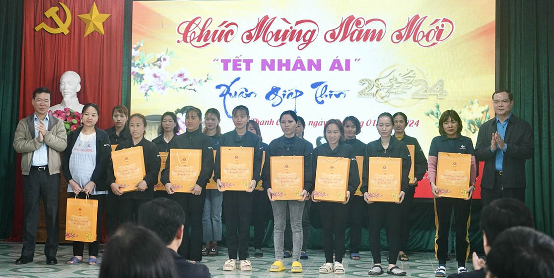 Chủ tịch nước Võ Văn Thưởng và Chủ tịch Tổng LĐLĐ Việt Nam Nguyễn Đình Khang tặng quà Tết cho công nhân lao động Nghệ An. Ảnh: Quang Đại