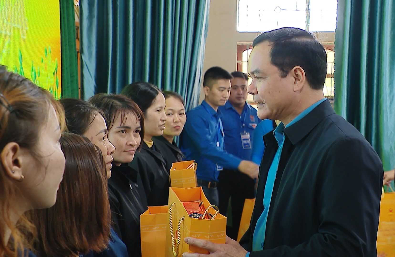Chủ tịch Tổng LĐLĐ Việt Nam Nguyễn Đình Khang trao quà Tết cho công nhân lao động. Ảnh: Quang Đại