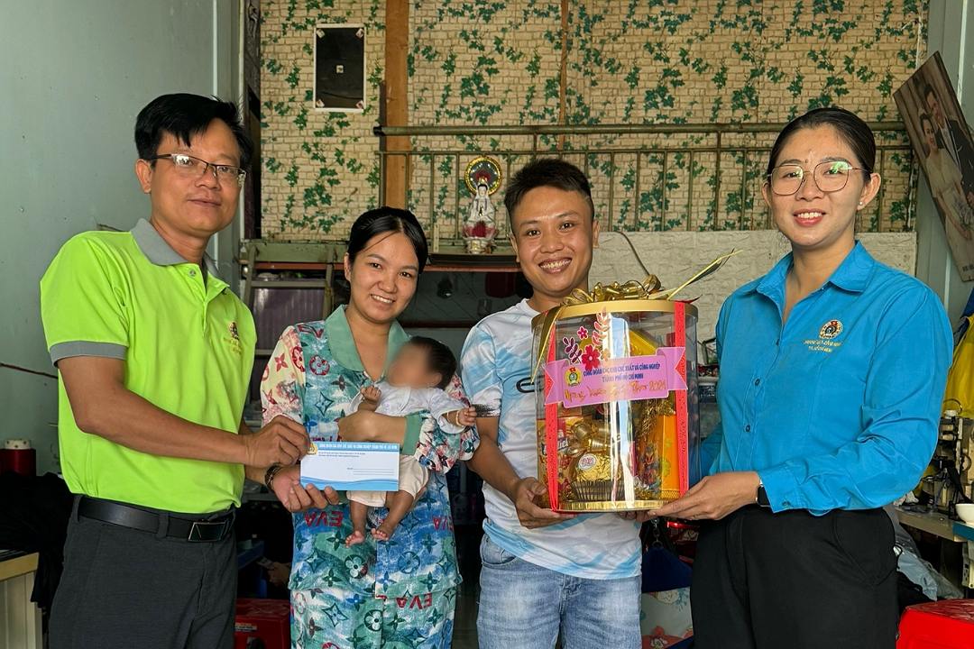 Công đoàn các KCX-CN TPHCM thăm và tặng quà Tết cho công nhân đặc biệt khó khăn. Ảnh: Huỳnh Phương