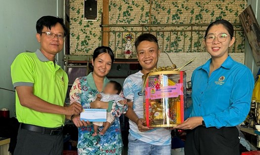 Công đoàn các KCX-CN TPHCM thăm và tặng quà Tết cho công nhân đặc biệt khó khăn. Ảnh: Huỳnh Phương