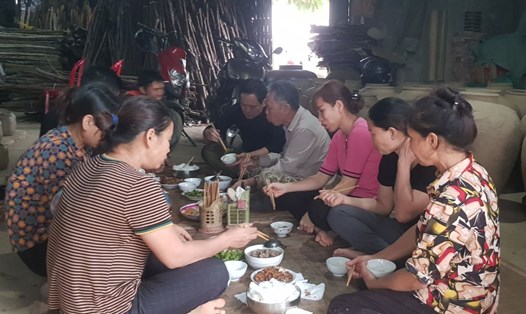 Công ty không có việc làm ổn định, nhiều CNLĐ tại các khu, cụm công nghiệp ở Ninh Bình phải tìm đến những công việc thời vụ để có tiền lo Tết cho gia đình. Ảnh: Nguyễn Trường