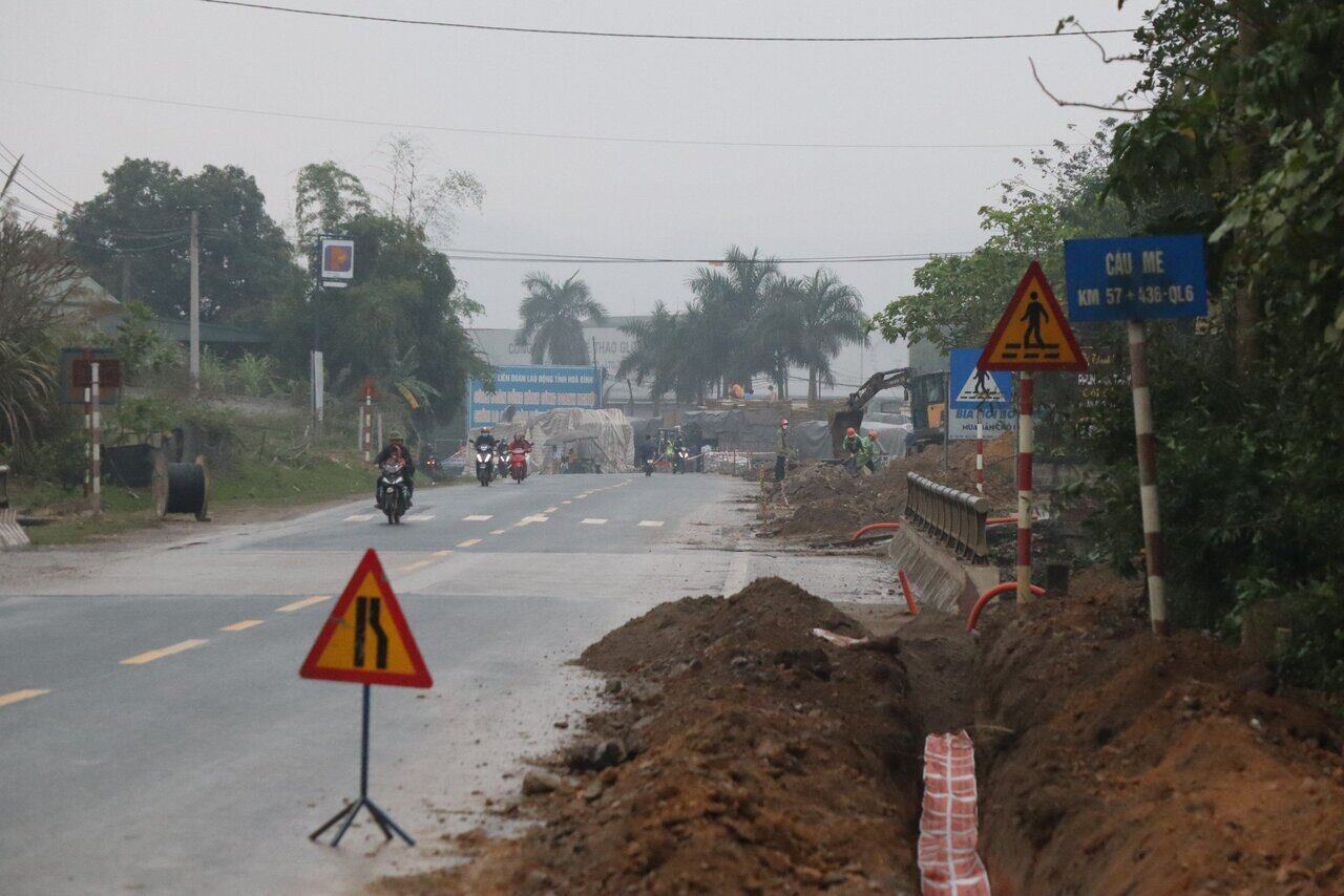 Khi thi công, Đơn vị thi công phải thực hiện đúng biện pháp đảm bảo an toàn giao thông, vệ sinh môi trường và thỏa thuận thi công, thời gian thi công đã được thống nhất. Nhà thầu không thực hiện công tác tổ chức giao thông, gây mất an toàn giao thông như ùn tắc giao thông, tai nạn giao thông, gây mất vệ sinh môi trường sẽ bị đình chỉ thi công, thu hồi Giấy phép thi công; kinh phí đền bù thiệt hại Đơn vị thi công tự chịu, ngoài ra còn chịu xử lý theo quy định của pháp luật.