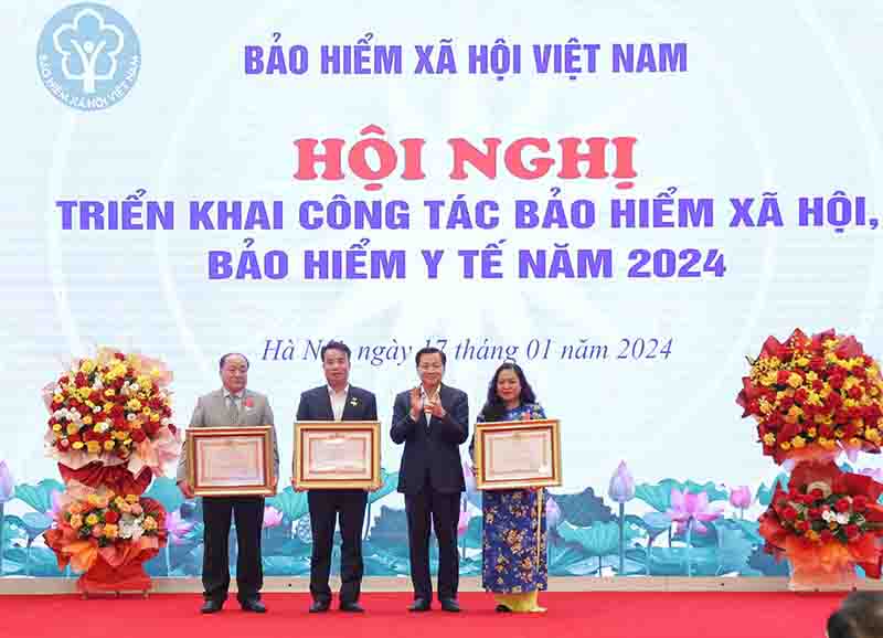 Ông Lê Minh Khái, Bí thư Trung ương Đảng, Phó Thủ tướng Chính phủ trao các phần thưởng của Chủ tịch nước, Thủ tướng Chính phủ cho các cá nhân thuộc BHXH Việt Nam. Ảnh: BHXHVN