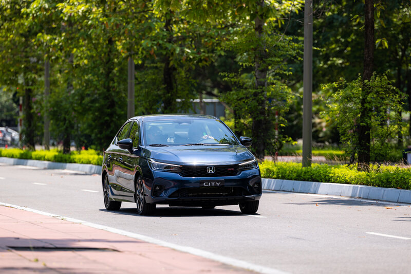 City vẫn là mẫu xe có doanh số tốt nhất của Honda Việt Nam. Với 9.894 chiếc bán ra, doanh số của Honda City giảm 32,7% so với năm 2022 (14.696 chiếc) nhưng vẫn chiếm 41,6% tổng doanh số của Honda trong năm 2023. Honda City trên thị trường hiện nay vẫn là phiên bản ra mắt từ năm 2021, sử dụng động cơ 1.5L kết hợp với hộp số tự động vô cấp CVT. Mẫu sedan hạng B này được giới thiệu 4 phiên bản là E, G, L và RS với mức giá dao động từ 499 đến 599 triệu đồng.