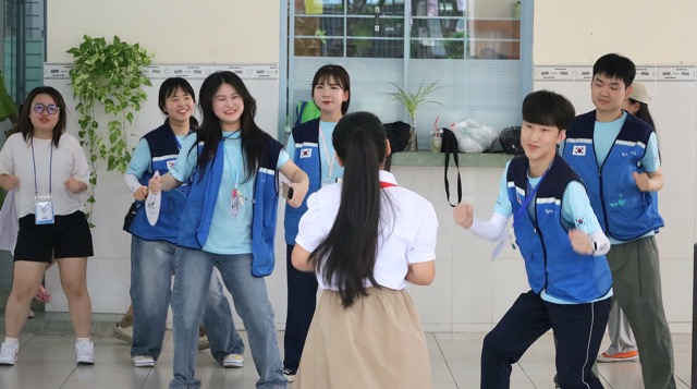 Các em học sinh, sinh viên hai nước cùng trao đổi học tập tiếng Hàn, biểu diễn các tiết mục văn nghệ, K-Pop, chế biến bánh dân gian Nam Bộ, tham gia các trò chơi dân gian như: kéo co, nhảy bao bố, nhảy dây…