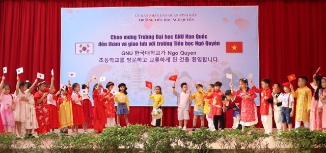 Những ngày này, các trường tiểu học trên địa bàn quận Ninh Kiều, TP Cần Thơ đang đón tiếp đoàn tham quan, giao lưu gồm 40 sinh viên và cán bộ của Trường Đại học quốc gia Gyeongsang (Hàn Quốc), trải nghiệm những hoạt động văn hoá đặc sắc của hai nước Việt Nam – Hàn Quốc.