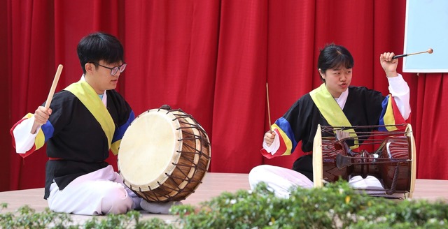 Sinh viên Hàn Quốc giới thiệu nhạc cụ đến học sinh ở Việt Nam.