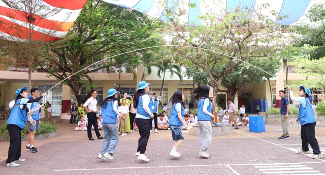 Nhiều sinh viên bày tỏ sự hào hứng, thích thú khi được trải nghiệm các trò chơi dân gian cùng các em học sinh tiểu học tại Cần Thơ.