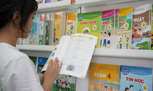 Sách giáo khoa mới lớp 4,8,11 được sử dụng trong năm học 2023 - 2024. Ảnh: Vân Trang