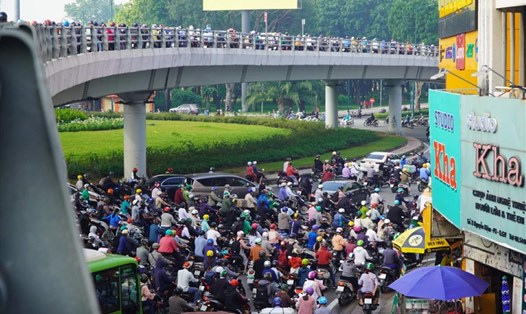 Khu vực vòng xoay Nguyễn Thái Sơn được xây cầu vượt thép nhưng vẫn thường xuyên ùn tắc.  Ảnh: Chân Phúc