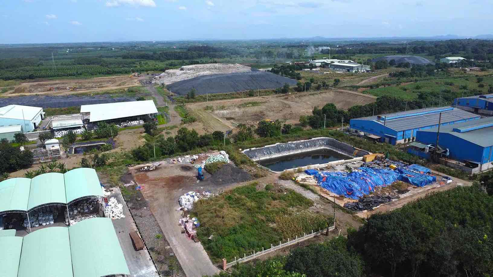 Người dân sinh sống gần khu xử lý chất thải ở xã Bàu Cạn, huyện Long Thành bức xúc vì mùi hôi thối, cây trồng sinh trưởng kém, sống èo uột. Ảnh: Hà Anh Chiến