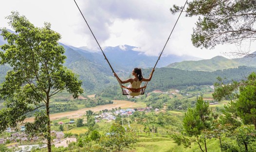 Khách quốc tế trải nghiệm tại khu nghỉ dưỡng ở huyện Văn Chấn, tỉnh Yên Bái. Ảnh: Đ.N