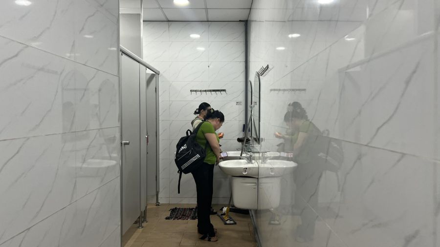 Nhà vệ sinh Bệnh viện Chấn thương chỉnh hình TPHCM. Ảnh: Nguyễn Ly 