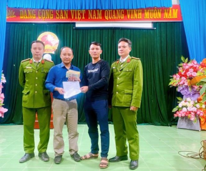 Tại trụ sở Công an xã Tân Hương, anh V.T.K đã nhận lại số tiền mà mình chuyển khoản nhầm từ anh Trần Văn Ngọc. Ảnh: Văn Hậu