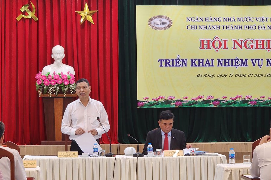 Ông Hồ Kỳ Minh - Phó Chủ tịch UBND TP Đà Nẵng trao đổi tại hội nghị với các ngân hàng. Ảnh: Thùy Trang