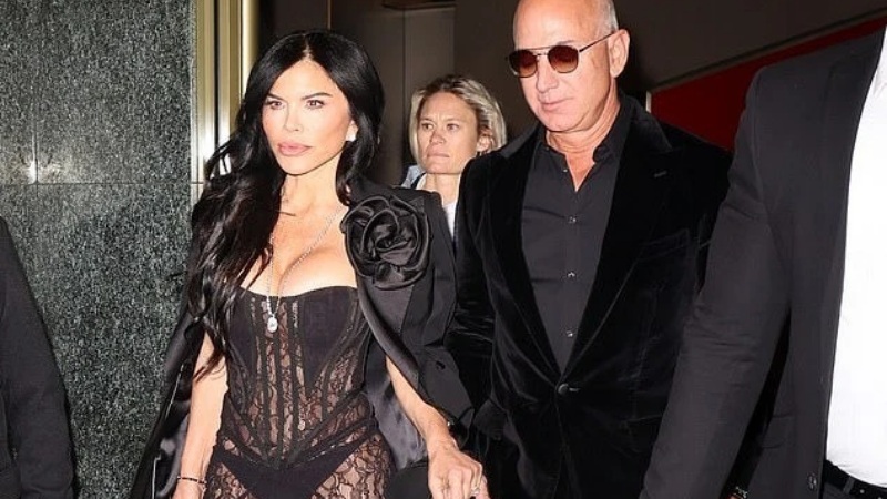 Tỉ phú Jeff Bezos tay trong tay với hôn thê. Ảnh: Daily 