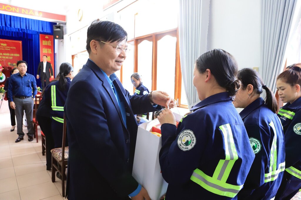 Phó Chủ tịch Tổng Liên đoàn Lao động Việt Nam Phan Văn Anh trao quà tới người lao động. Ảnh: Bảo Hoà