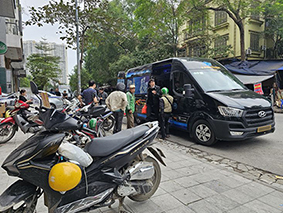 Xe Limousine trả khách tại văn phòng trên phố Nguyễn Quốc Trị, chiều 16.1. Ảnh: Hữu Chánh