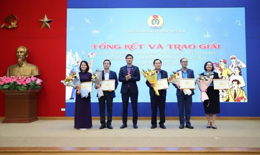 Phó Chủ tịch Tổng LĐLĐVN Ngọ Duy Hiểu (thứ 3 từ trái sang) trao các giải thưởng. Ảnh: Kiều Vũ