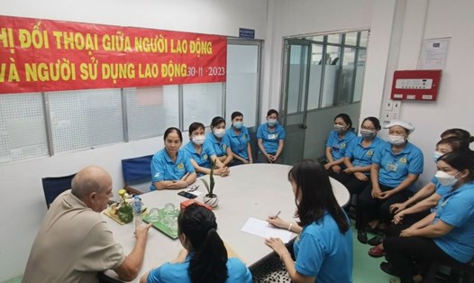 Người lao động Công ty TNHH Ampfield Việt Nam tham gia đối thoại cùng chủ doanh nghiệp. Ảnh: Phương Ngân