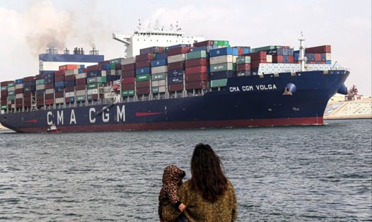 Tàu chở hàng di chuyển trên kênh đào Suez ở tỉnh Ismailia, Ai Cập.  Ảnh: Tân Hoa Xã