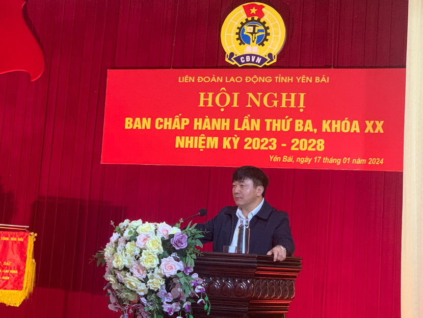Ông Giàng A Tông, Chủ tịch Uỷ ban MTTQ tỉnh Yên Bái phát biểu tại hội nghị. Ảnh: Phan Kiên