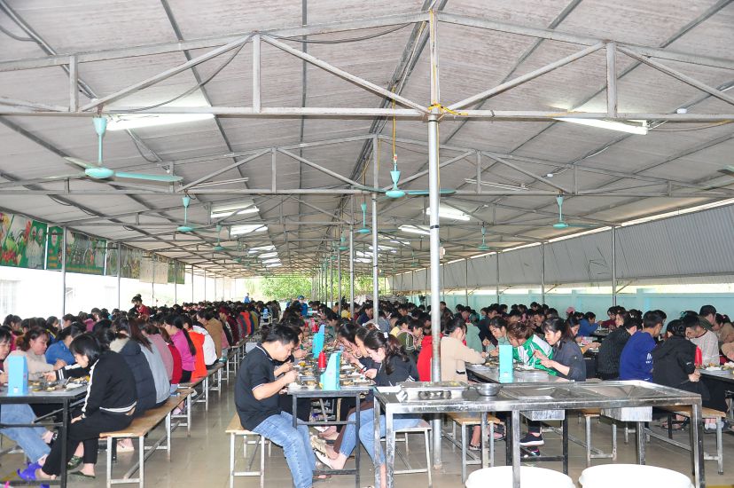 Bữa ăn ca của công nhân Công ty TNHH Daeseung Global. Ảnh: Phan Kiên