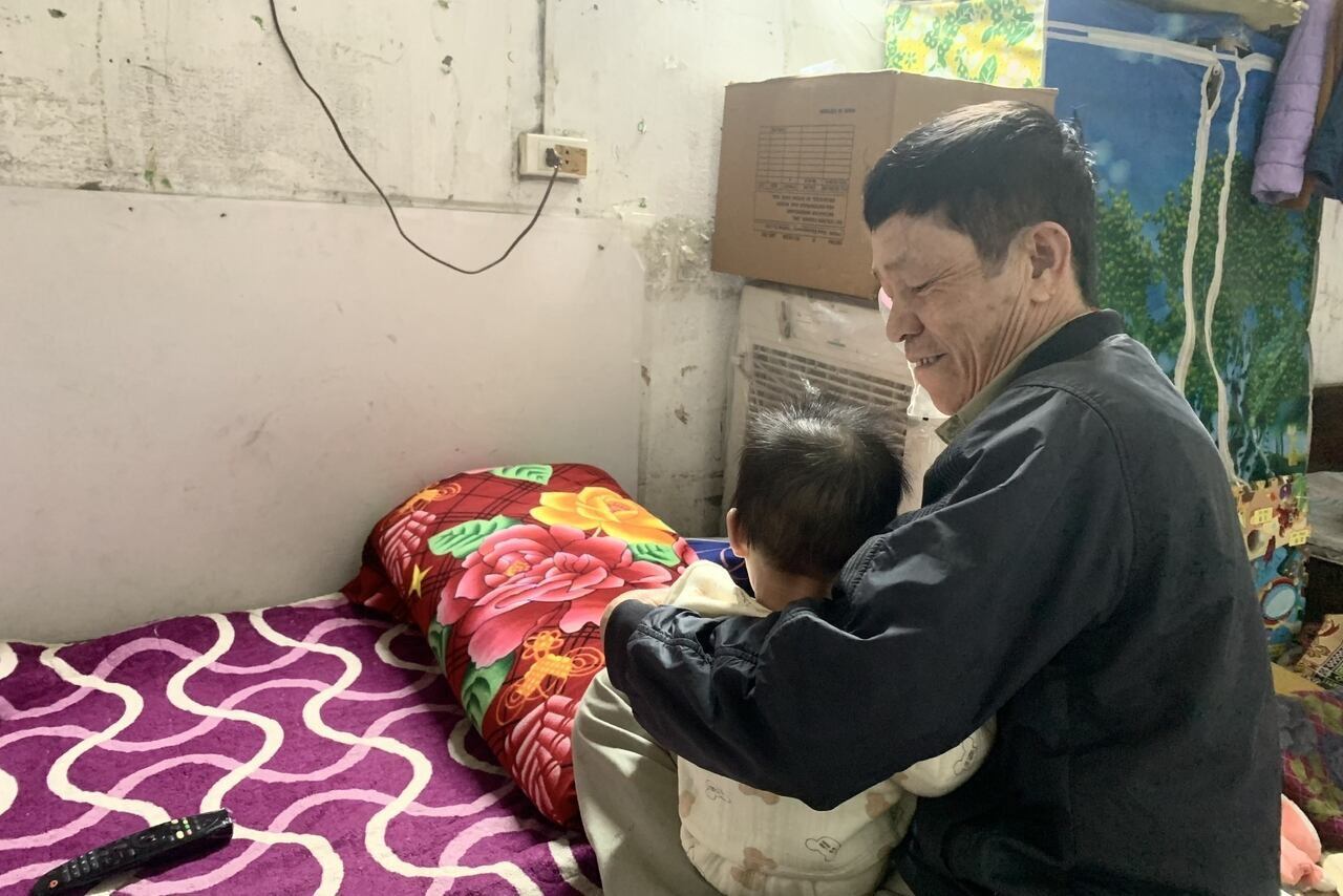 Lương thấp, vợ chồng công nhân già “thắt lưng buộc bụng” về quê ăn Tết