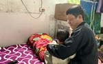 Lương thấp, vợ chồng công nhân già “thắt lưng buộc bụng” về quê ăn Tết