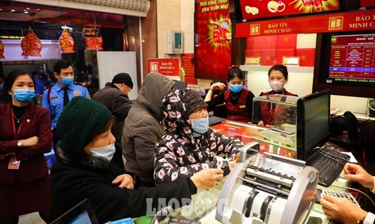 Hình ảnh người dân mua vàng trong ngày vía Thần Tài tại một cửa hàng ở Hà Nội năm 2023. Ảnh: Phan Anh
