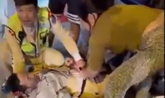 Một CSGT thuộc Phòng CSGT Công an tỉnh Hà Tĩnh bị thương do học sinh tăng ga bỏ chạy tông vào. Ảnh cắt từ clip. 