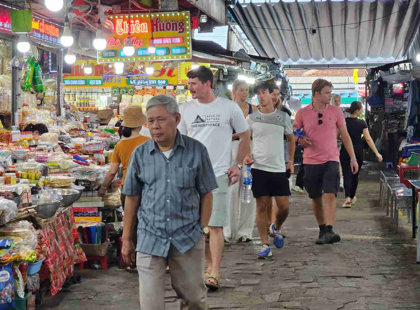 Chợ Đông Ba có hàng nghìn lô hàng và vô số mặt hàng khác nhau. Du khách đến Huế thường ghé khu chợ này để tham quan, khám phá, thưởng thức đặc sản hay mua quà lưu niệm. Ảnh: Phúc Đạt.