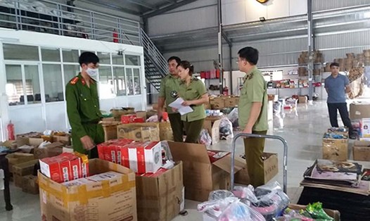 Lực lượng Công an phối hợp kiểm tra một kho hàng hóa trên địa bàn. Ảnh: Công an tỉnh Nam Định