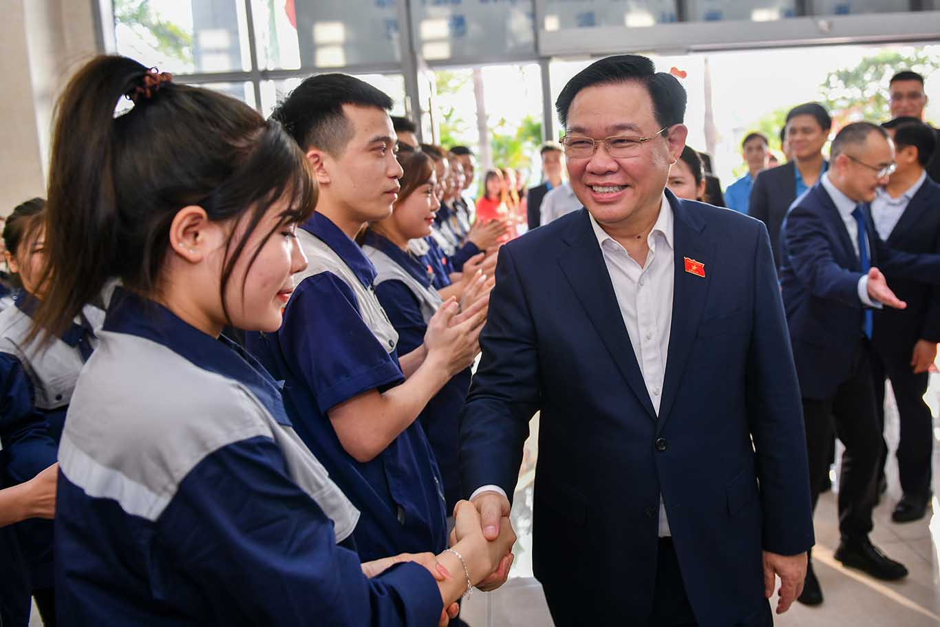 Chủ tịch Quốc hội Vương Đình Huệ thăm hỏi công nhân lao động Công ty. Ảnh: Thế Đại