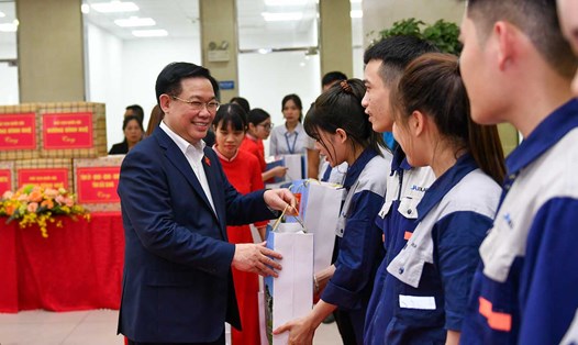 Chủ tịch Quốc hội Vương Đình Huệ trao quà tới công nhân lao động Công ty TNHH JA Solar Việt Nam. Ảnh: Thế Đại