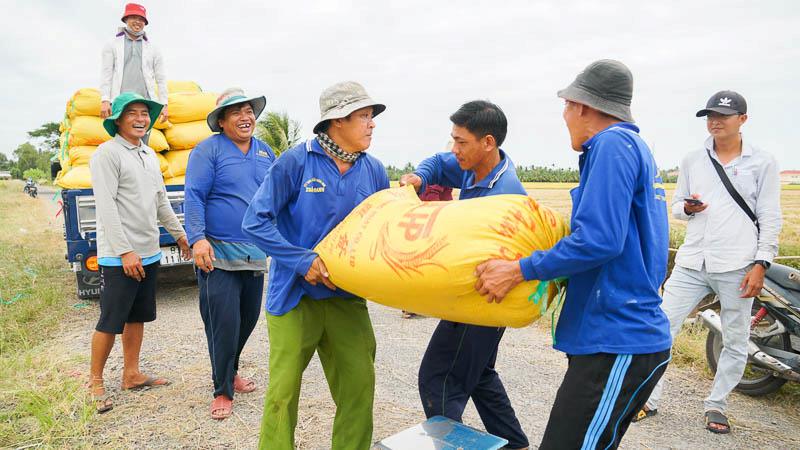 Những năm gần đây, tỉnh Sóc Trăng quan tâm đầu tư hạ tầng giao thông, nhất là giao thông nội đồng đường xá đều được bê tông hóa đến tận ruộng đồng nên việc giao thương, buôn bán của bà con vô cùng dễ dàng, thuận tiện.