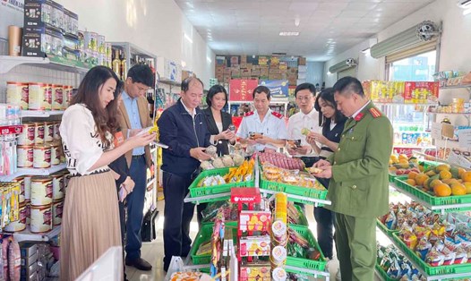 Đoàn liên ngành tỉnh Hà Tĩnh kiểm tra VSATTP tại một cơ sở kinh doanh thực phẩm ở Thành phố Hà Tĩnh. Ảnh: Hà Tĩnh.
