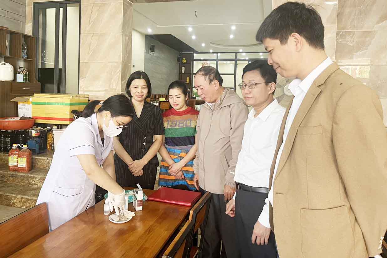 Đoàn kiểm tra liên ngành tỉnh Hà Tĩnh kiểm tra thực phẩm giò chả tại một quán ăn ở đường Nguyễn Công Trứ, Thành phố Hà Tĩnh. Ảnh: Hà Tĩnh.