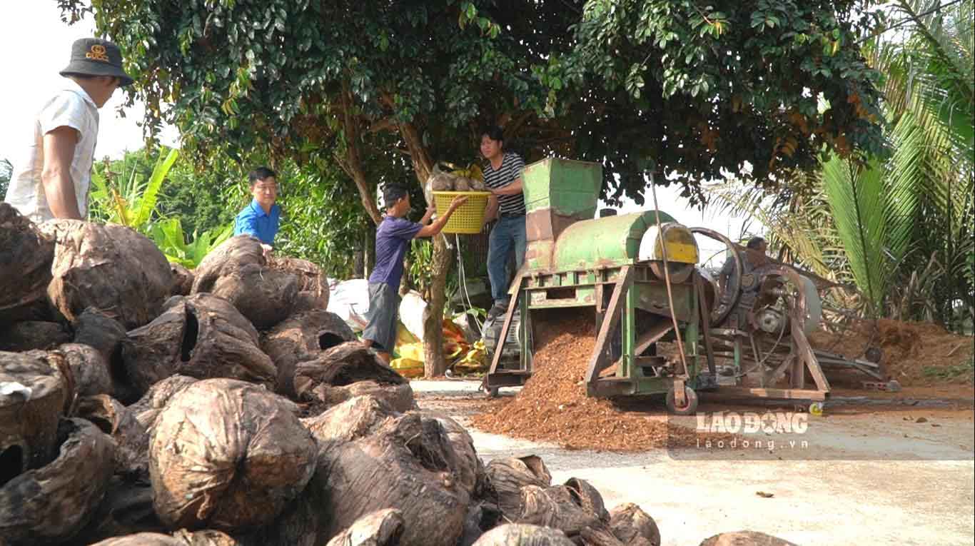 Vốn tốt nghiệp Khoa Cơ khí động lực Trường Cao đẳng Kiên Giang cộng với niềm đam mê chế tạo máy móc anh Kỷ đã cùng 1 người bạn tự chế ra máy xay vỏ dừa thành mùn dừa. 