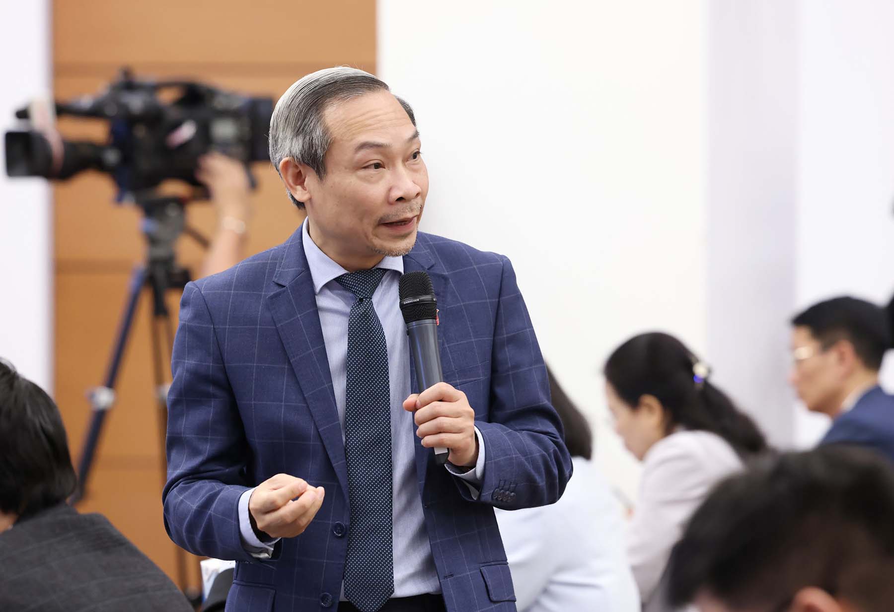 Ủy viên Thường trực Ủy ban Kinh tế của Quốc hội Phan Đức Hiếu trao đổi về những điểm mới trong Luật Đất đai (sửa đổi). Ảnh: Phạm Đông