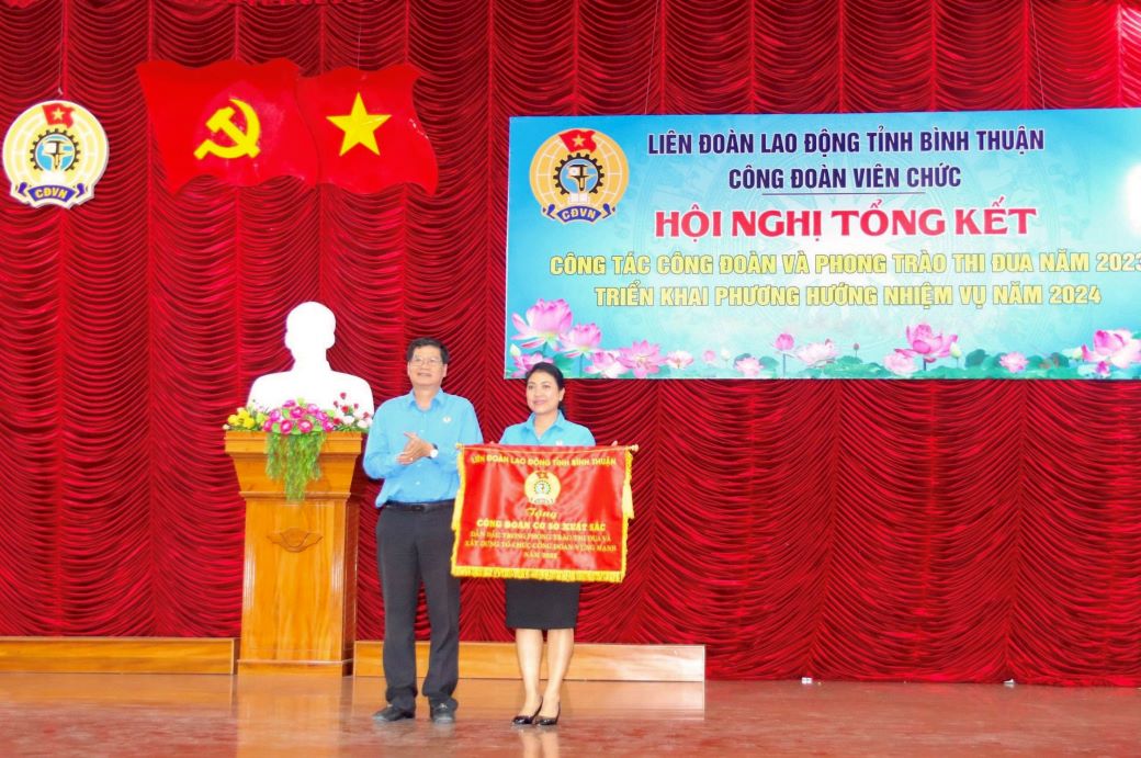 Bảo hiểm Xã hội tỉnh nhận Cờ thi đua toàn diện của LĐLĐ tỉnh Bình Thuận. Ảnh: Duy Tuấn