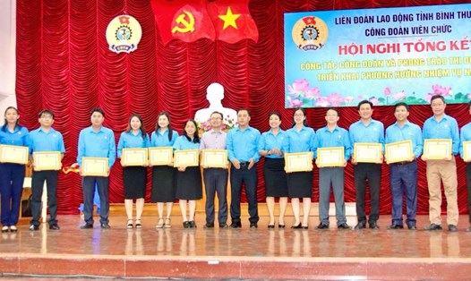 Các tập thể, cá nhân trong các CĐCS trực thuộc nhận giấy khen của Công đoàn Viên chức tỉnh Bình Thuận. Ảnh: Duy Tuấn