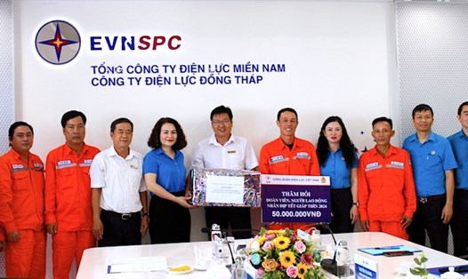 Lãnh đạo Công đoàn Điện lực Việt Nam trao quà Tết cho đại diện người lao động Công ty Điện lực Đồng Tháp. Ảnh: Thanh Tuyền