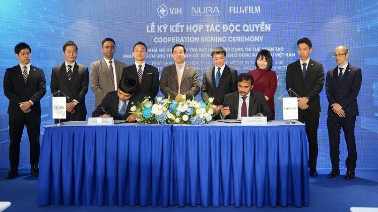Lễ ký kết độc quyền triển khai mô hình Nura lần đầu ở Đông Nam Á tại Việt Nam. Ảnh: FUJIFILM