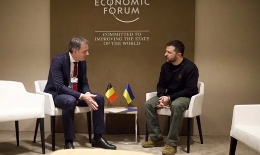 Tổng thống Ukraina Volodymyr Zelensky (phải) và Thủ tướng Bỉ Alexander De Croo tại WEF Davos, ngày 16.1.2024. Ảnh: Văn phòng Tổng thống Ukraina
