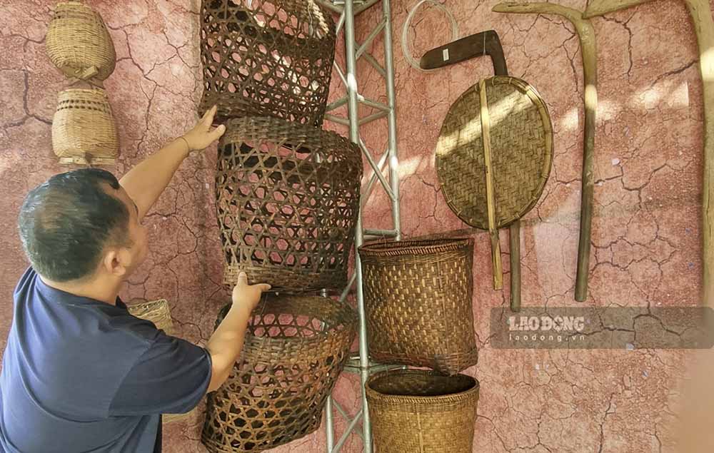 Các sản phẩm thủ công truyền thống đặc trưng của đồng bào các dân tộc Điện Biên cũng được trưng bày trong không gian ấn đặc biệt.