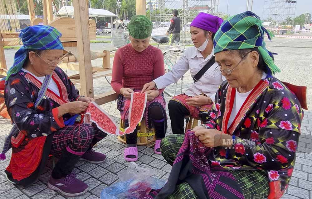 Những nét văn hóa độc đáo của dân tộc Mông tại Điện Biên được giới thiệu trong không gian văn hóa du lịch tại quảng trường Lam Sơn, TP Thanh Hóa.