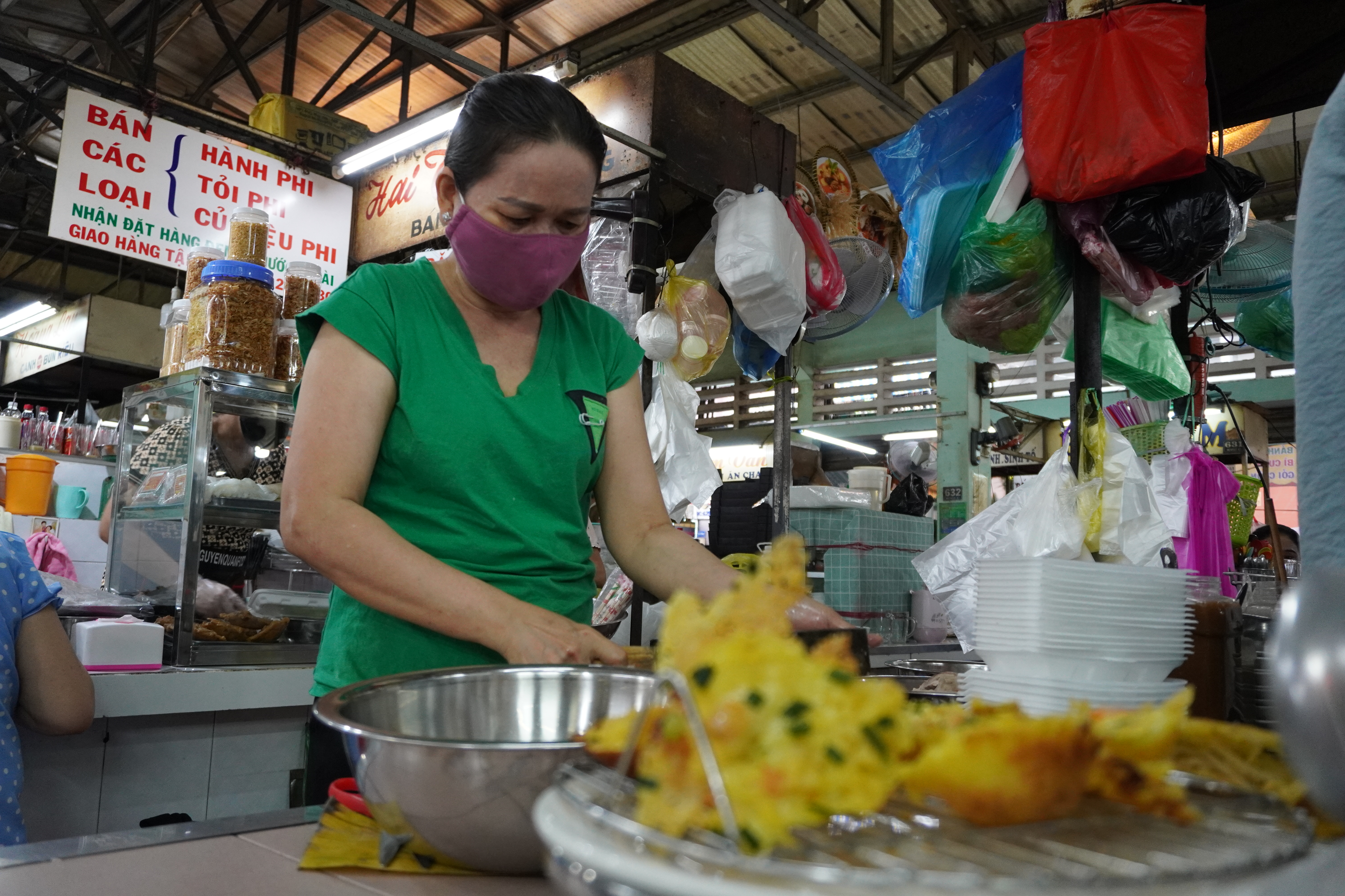 Nhiều món ăn được các gian hàng bày bán bắt mắt, hấp dẫn. Ảnh: Như Quỳnh
